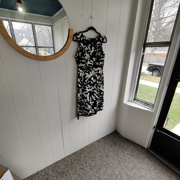 Dress in Black & White, Round Halter Neck with a Large Button at neckline. SZ 10 - Picture 3 of 4